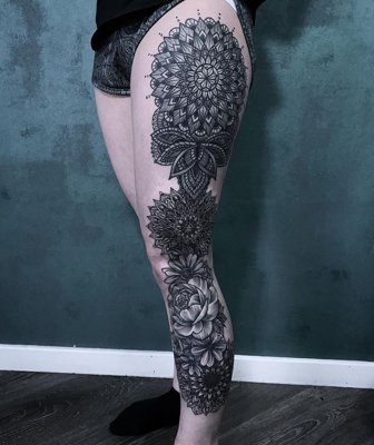  Tatouage mandala de grande taille sur le coté de la jambe